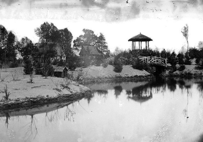 Kurpark mit Teich und so genanntem &bdquo;Liebestempel&ldquo;, um 1890