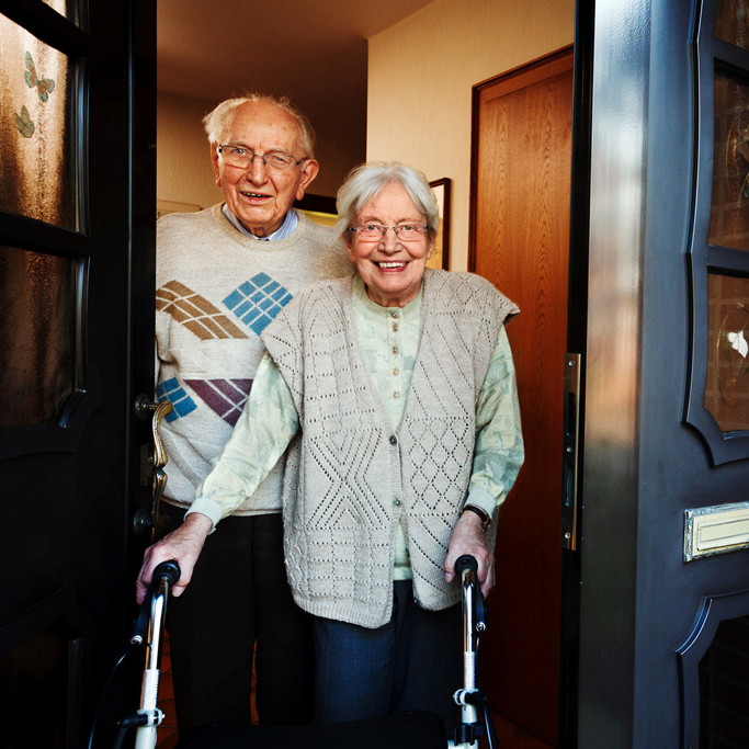 Ein Seniorenpaar öffnet Haustür