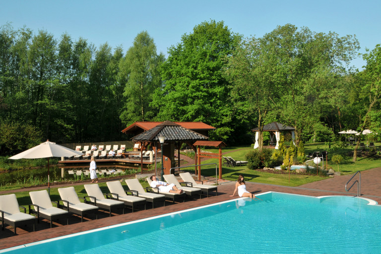 Au&szlig;enansicht mit Pool und Liegen auf Gut Sternholz