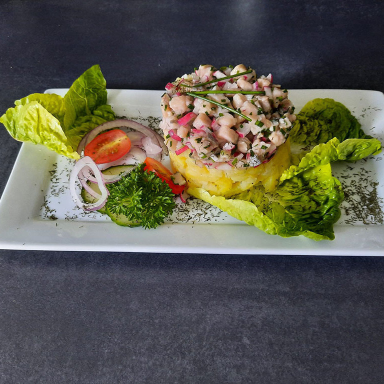 mit Meeresfrüchten und Salat angerichteter Teller