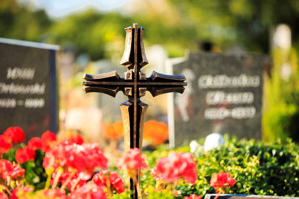 Bronze-Kreuz auf einem Grab am Zentralfriedhof 