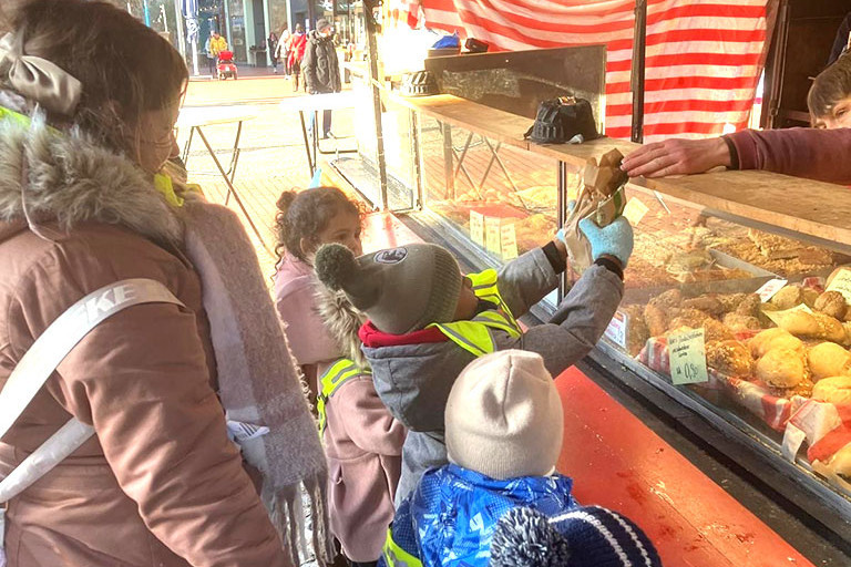 Kita-Kinder auf dem Wochenmarkt
