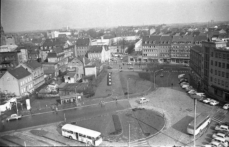 Blick vom Dach des Bahnhofsgebäudes um 1963