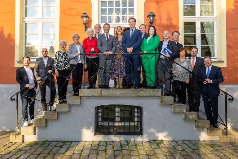 Gruppenfoto vor dem Haus Vorschulze
