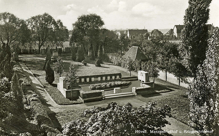 Massenfriedhof und Kriegerehrenmal „Hövel. Massenfriedhof u. Kriegerehrenmal"
