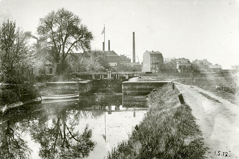 Historische Aufnahme aus dem Jahre 1912 von der Schleuse im heutigen Nordring, gesehen von Ost nach West.