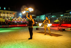 Weihnachtsmarkt 2019 024 Feuershow auf der Eisbahn des Weihnachtsmarktes