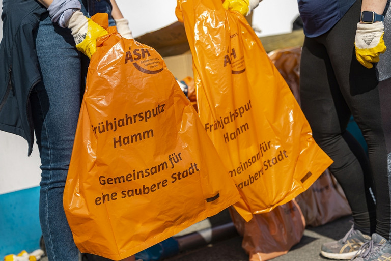 Ehrenamtliche Helfer:innen sammeln wild entsorgte Abf&auml;lle