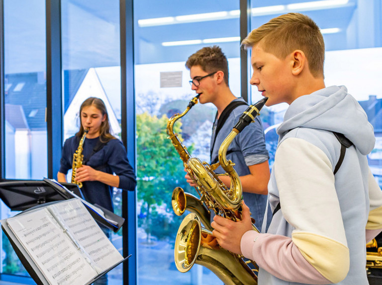 Vier junge Musiker mit Blasinstrumenten