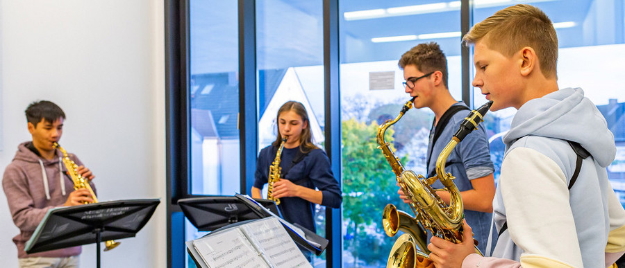 Vier junge Musiker mit Blasinstrumenten