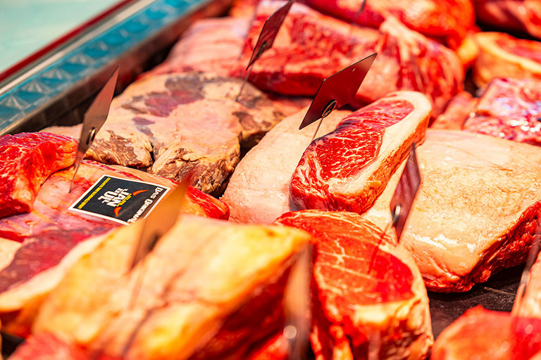 Auslage Edles Fleisch GbR auf dem Wochenmarkt an der Pauluskirche