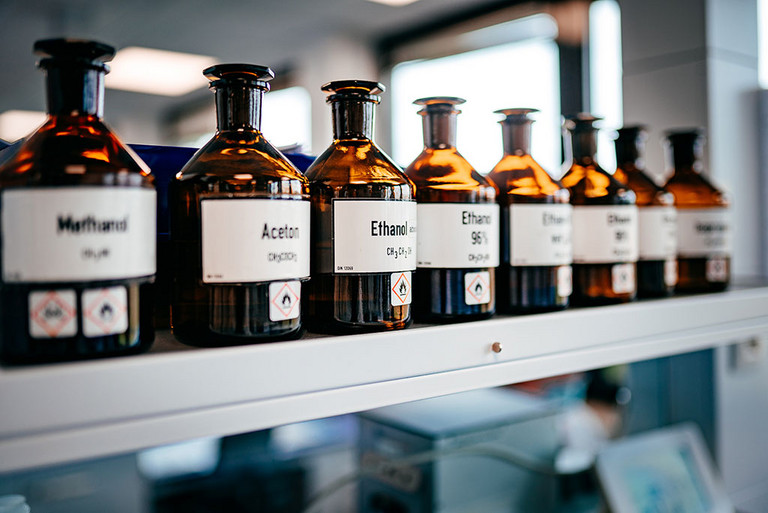 Flaschen mit Chemikalien in einem Labor 