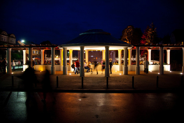 Nachtaufnahme des Musikpavillons im Ostring