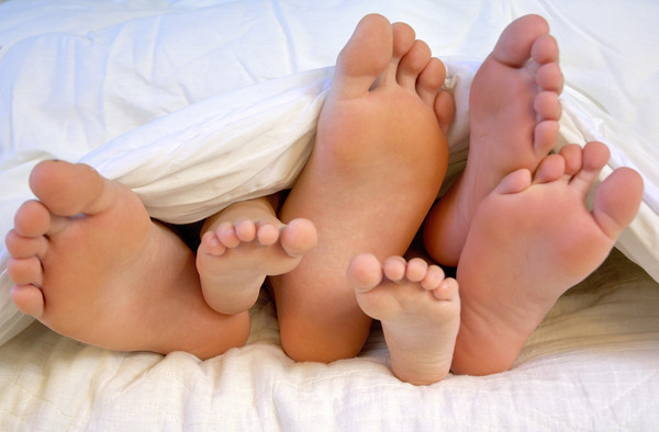 Familie unter einer Decke