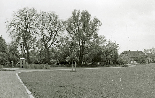 Spielplatz im neu angelegten Park Schulze-Pelkum im Jahre 1991 
