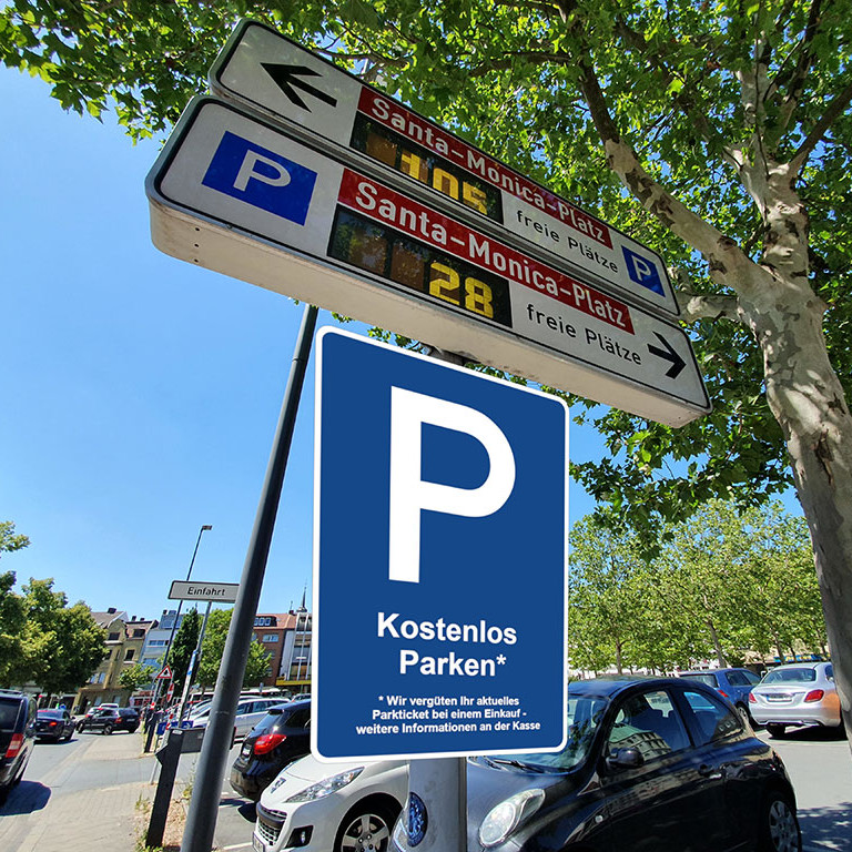 Schild und Anzeigetafel zum Thema Parken