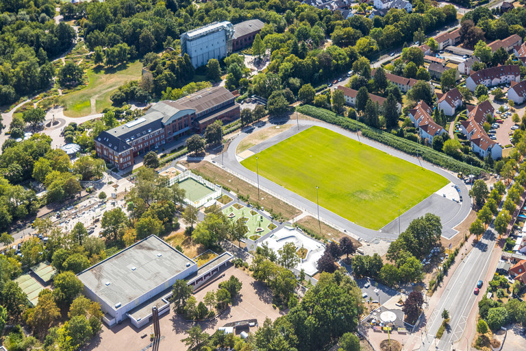 Luftbild zeigt den neuen Sportplatz des Freiherr-vom-Stein-Gymnasiums