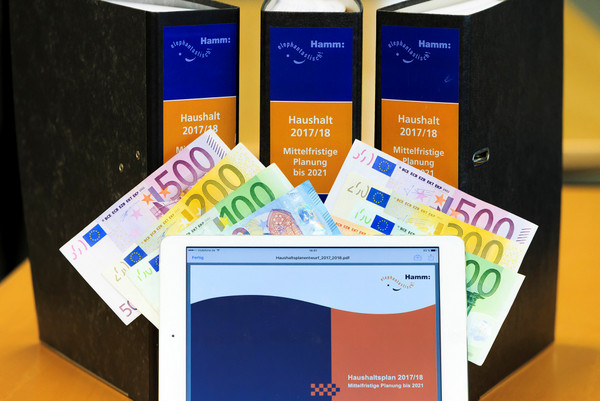 Akten und Geldscheine zu Haushaltsplanentwurf 2017/2018; mittelfristige Planung bis 2021