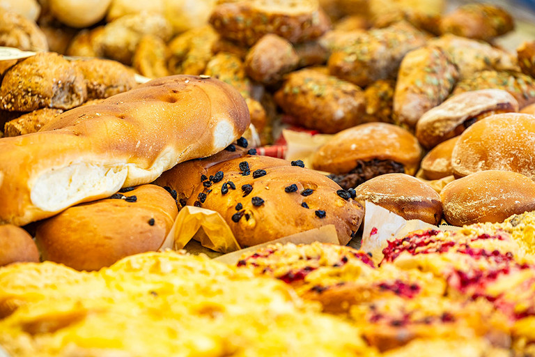 Auslage mit Backwaren der Marktb&auml;ckerei Bogdanski auf dem Wochenmarkt an der Pauluskirche