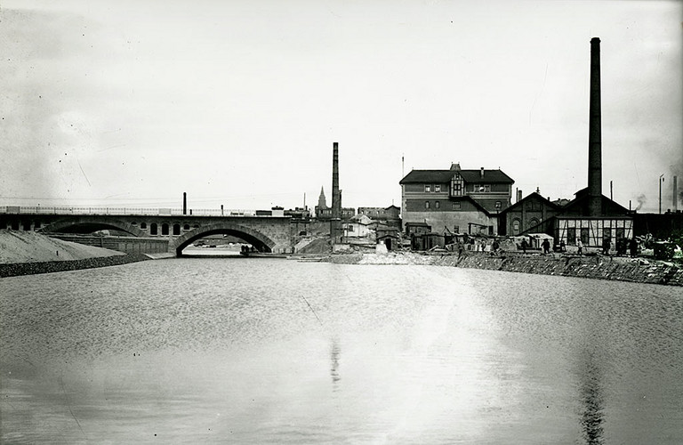 Baustelle im Hafenbereich und Kanal mit Blick zur Eisenbahnbrücke, Juni 1914