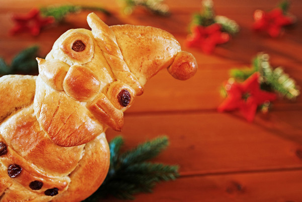 Fotolia 46595078 Ein Stutenkerl vor weihnachtlicher Dekoration