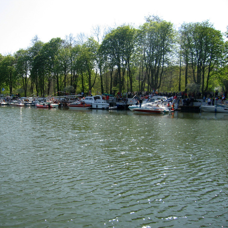 Sportboote am Bootsanleger Kurpark