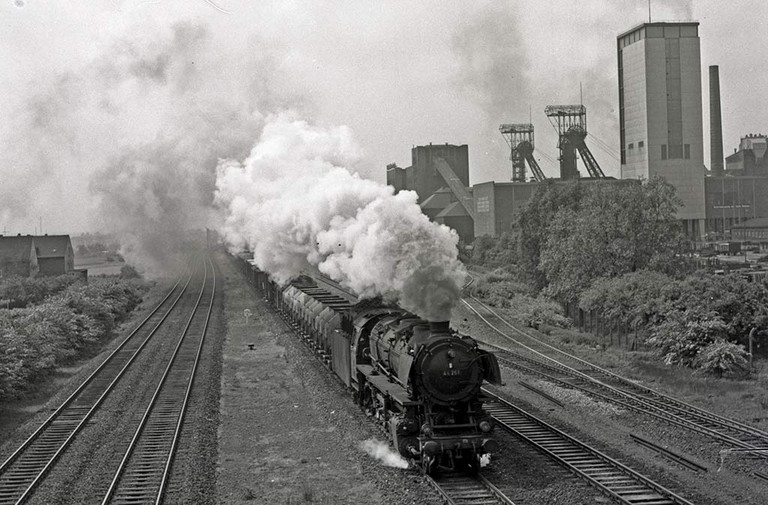 Ein Güterzug dampft von Hamm kommend an der Zeche Sachsen vorbei, um 1960. 