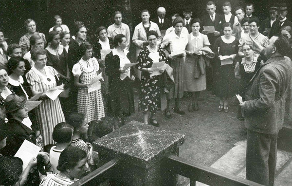 Musikschullehrer Josef Kemper leitet einen Chor, um 1940