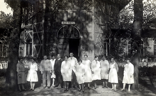 Gruppenbild der Mitarbeitenden des Badehauses in den späten 1920er-Jahren vor dem Badehaus