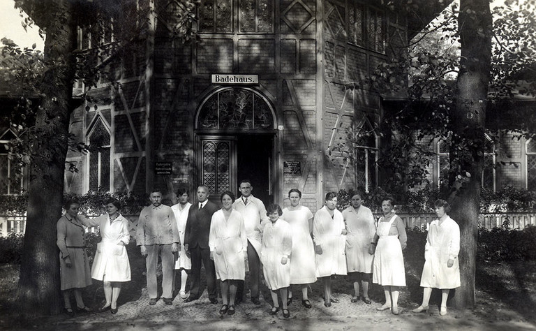 Gruppenbild der Mitarbeitenden des Badehauses in den späten 1920er-Jahren vor dem Badehaus