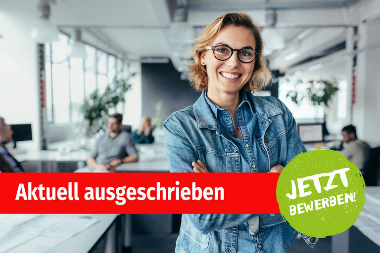 Ein junge Frau steht in einem Büro
Ein junge Frau steht in einem Büro