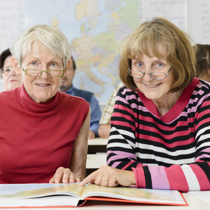 Zwei ältere Damen lernen zusammen