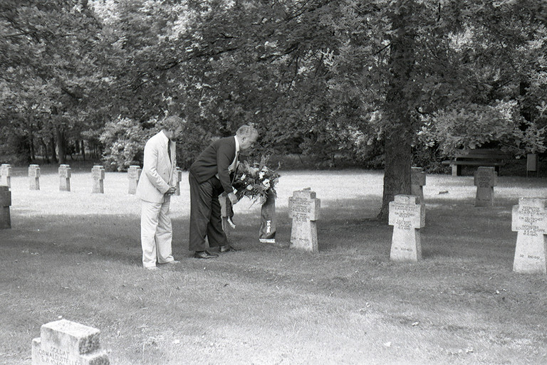 Kranzniederlegung auf dem Friedhof von Andilly durch Karl-Bernd Rossmeier, 1987