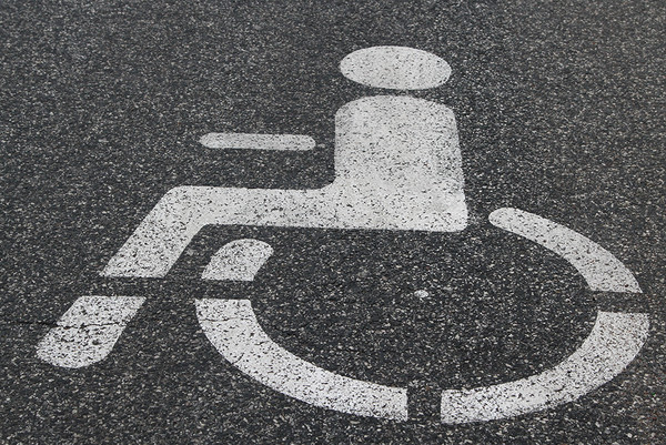 Rollstuhlsymbol auf Asphalt