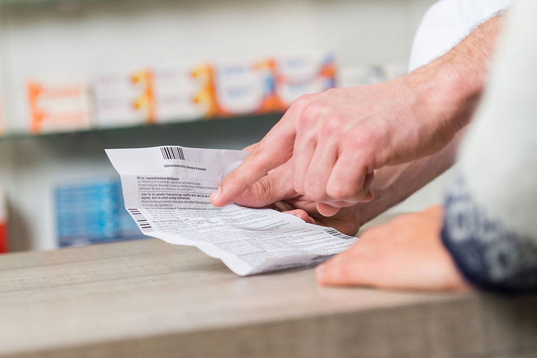 Apotheker erkl&auml;rt einem Kunden einen Beipackzettel