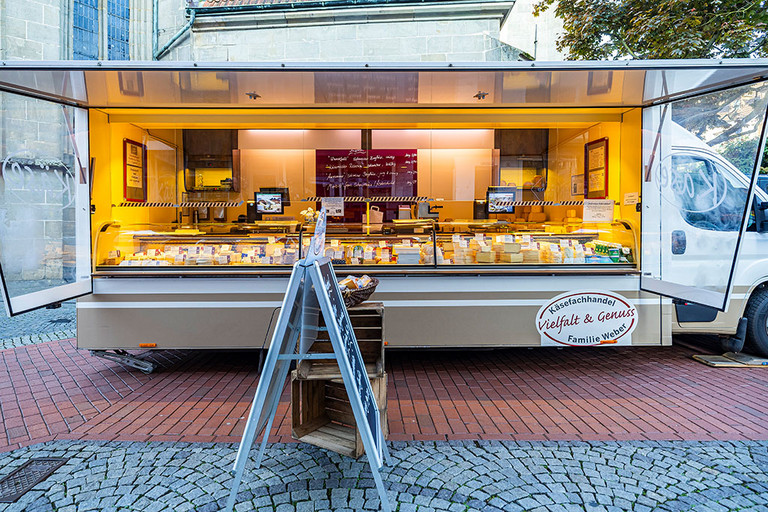 K&auml;sefachhandel Weber auf dem Wochenmarkt an der Pauluskirche