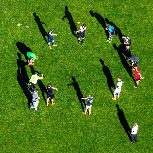 Luftbild: Fußball-Jugend macht sich auf dem Sportplatz warm