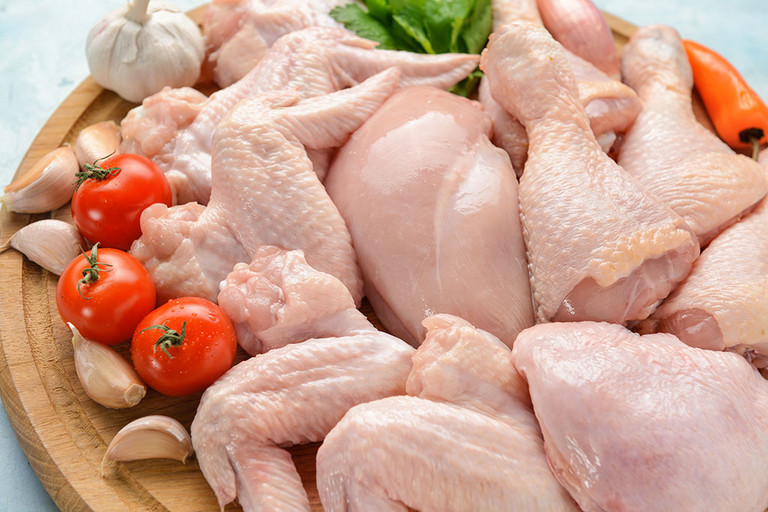 Rohes H&uuml;hnerfleisch auf einem Holzbrett