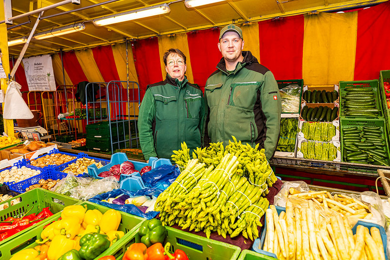 Das Team von Hof Kraienhemke GbR auf dem Wochenmarkt an der Pauluskirche
