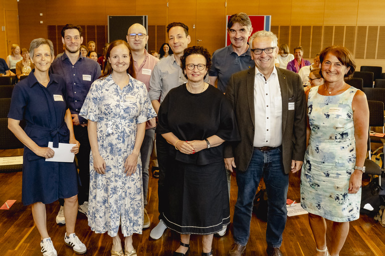 v.l.n.r.: Anne Brüning, Jan Buckenmayer (nuvio gGmbH), Romina Dubbi, Sven Anderson, Martin Klatt (Amt für schulische Bildung), Dr. Britta Obszerninks (Dezernentin für Bildung, Familie, Jugend und Soziales), Markus Maul (Maxipark), Volker Burgard (Dezernent für Klima, Umwelt und Migration), Karin Diebäcker (Amt für schulische Bildung)