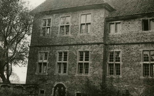 Innenhof mit Eckturm Schloss Oberwerries (1939)