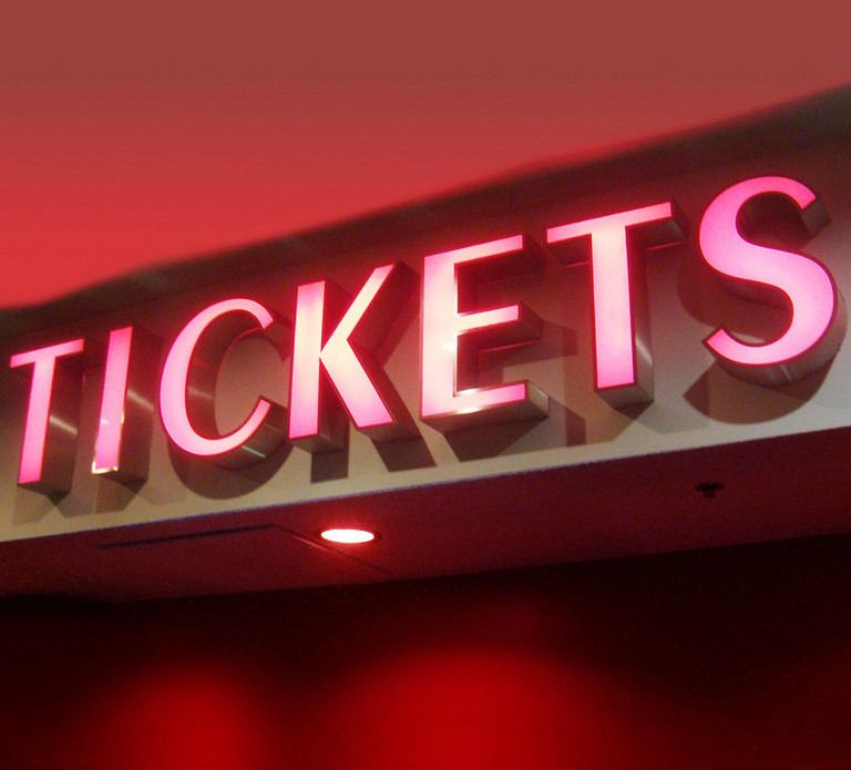 Leuchtschrift mit der Bezeichung Tickets