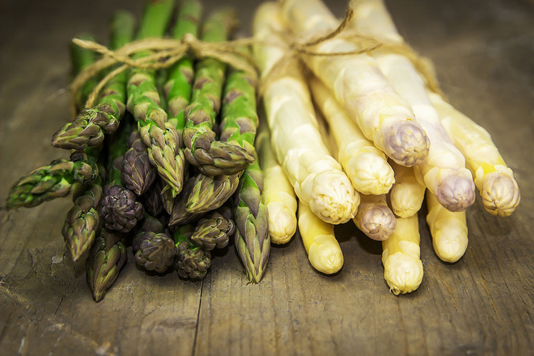 gr&uuml;ner und wei&szlig;er Spargel im Bund