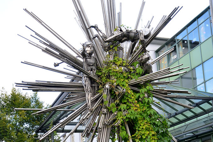 Hab' Sonne im Herzen von Angelo Monitillo (Skulptur), Gabriele Oelker (Lichtinstallation)