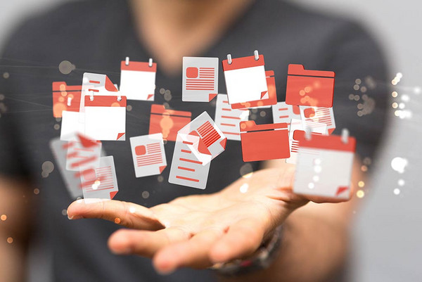 AdobeStock 128410642 Verschiedene Symbole aus dem Computerbereich über einer offenen Hand