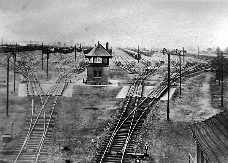 Ablaufanlage Hamm-Verschiebebahnhof-West Hvw mit Bremsturm und Gleisbremsen, um 1930 Ablaufanlage Hamm-Verschiebebahnhof-West Hvw mit Bremsturm und Gleisbremsen um 1930