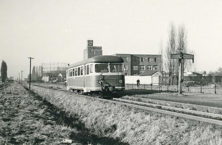Der Schmalspur-Triebwagen VT 4 auf dem Weg nach Rhynern in Hamm-Süd, 1961