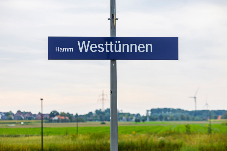 Ein Schild am DB-Haltepunkt Westt&uuml;nnen mit der Aufschrift ''Hamm-Westt&uuml;nnen''