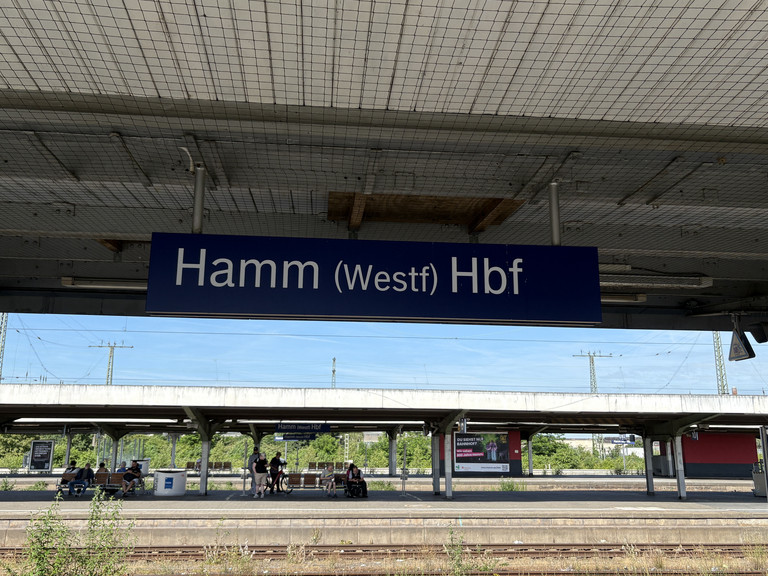 Ein Schild am DB-Hauptbahnhof mit der Aufschrift ''Hamm (Westf.) HBF''
