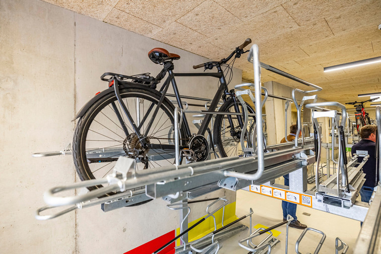 Ein geparktes Fahrrad im Fahrradparkhaus in der Stadthausstra&szlig;e